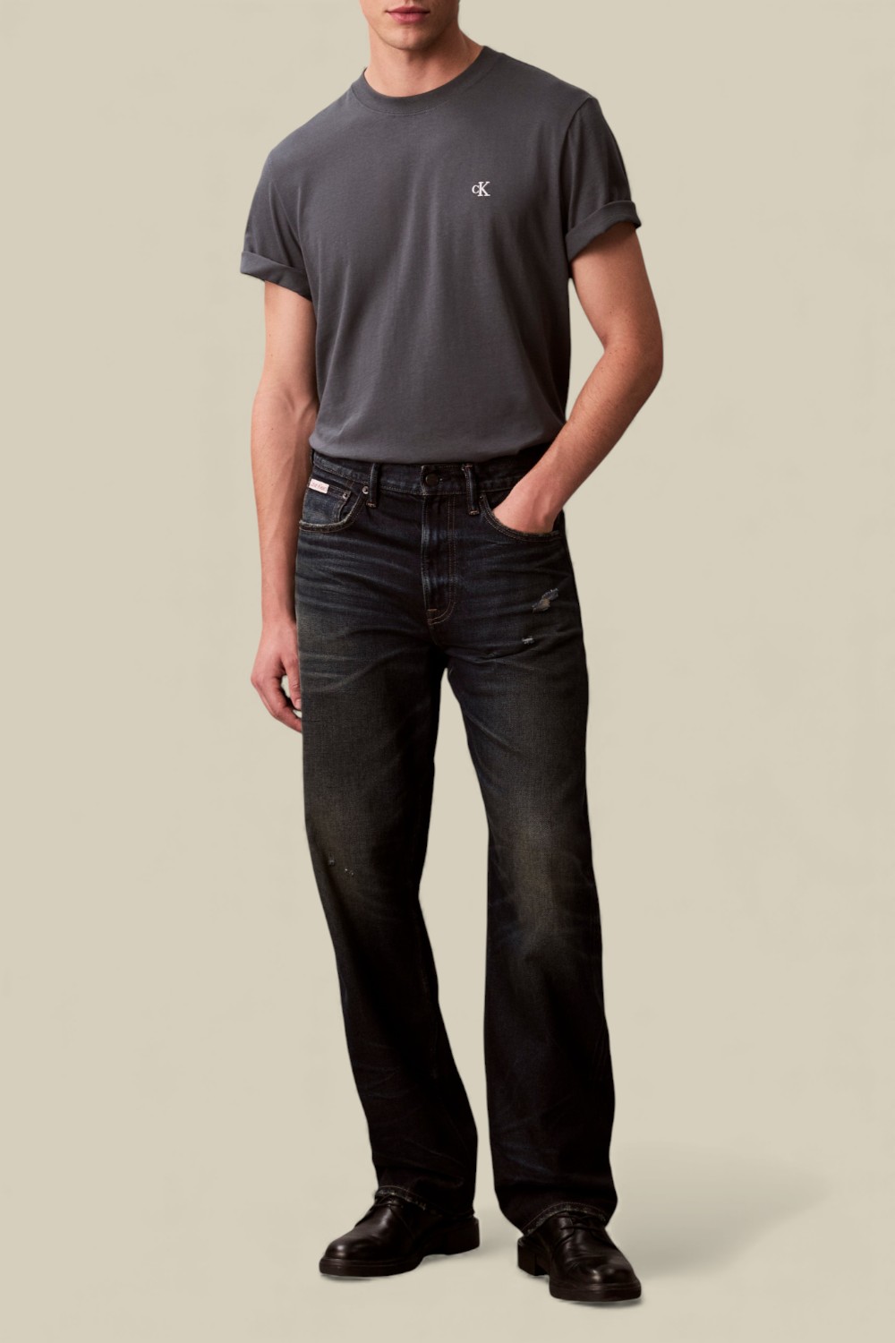 תמונת כל הלוק של חולצת טי